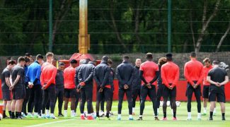 minute-de-silence-et-brassard-noir-pour-man-utd-en-finale
