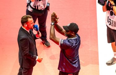 le-sauveur-du-psg-felicite-par-des-amis-marseillais